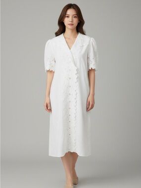 Vintage White Eyelet Crochet Embroidered Scallop-Trim Robe. Feminine lounge